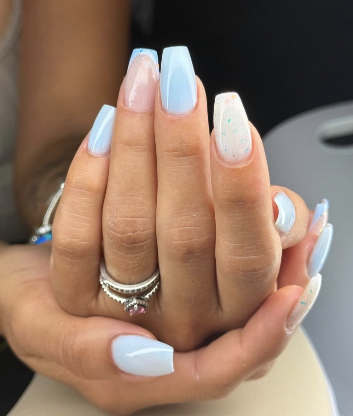 Babyblaue Gelnägel mit Glitzer
