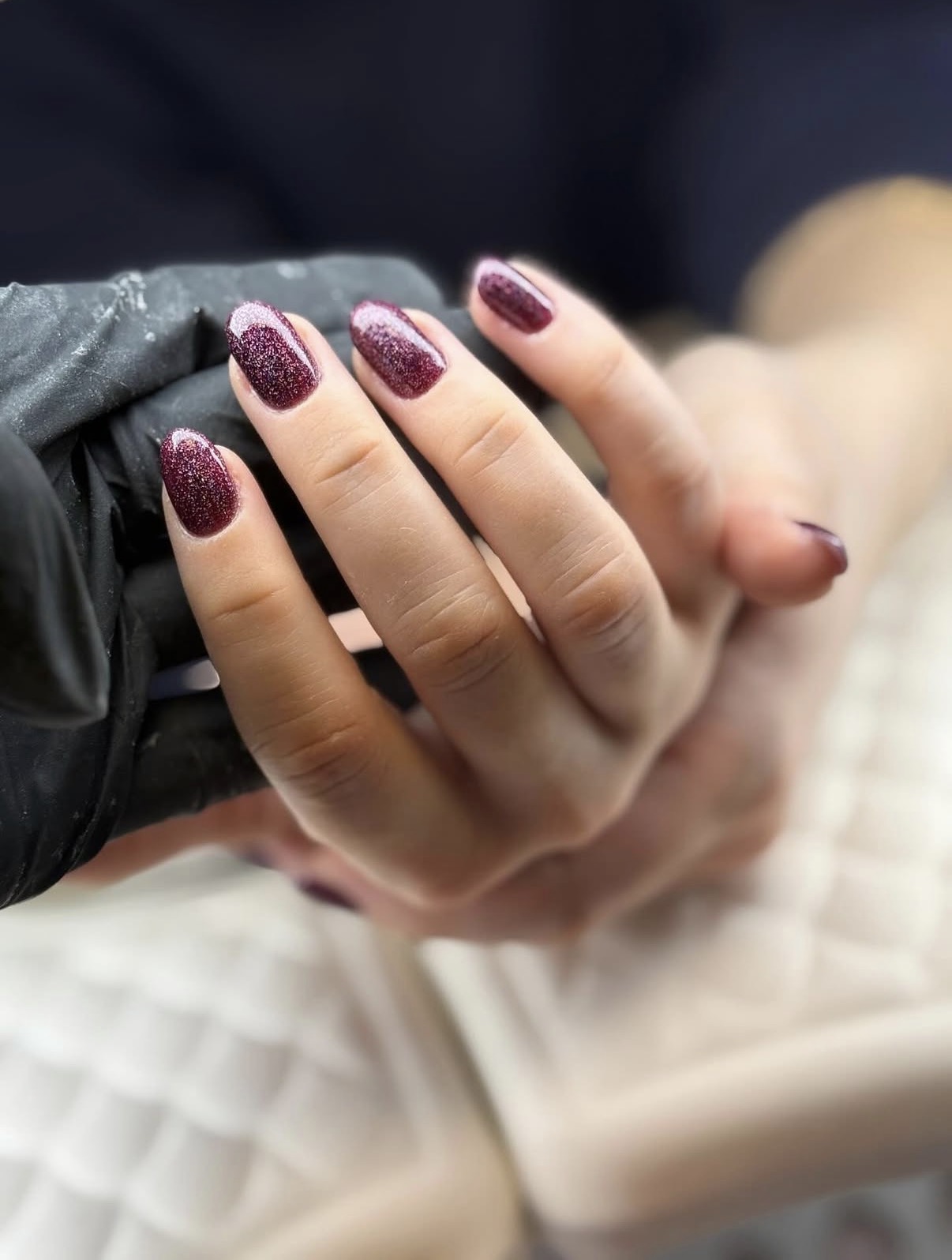 Bordeauxrote Gelnägel mit Glitzer