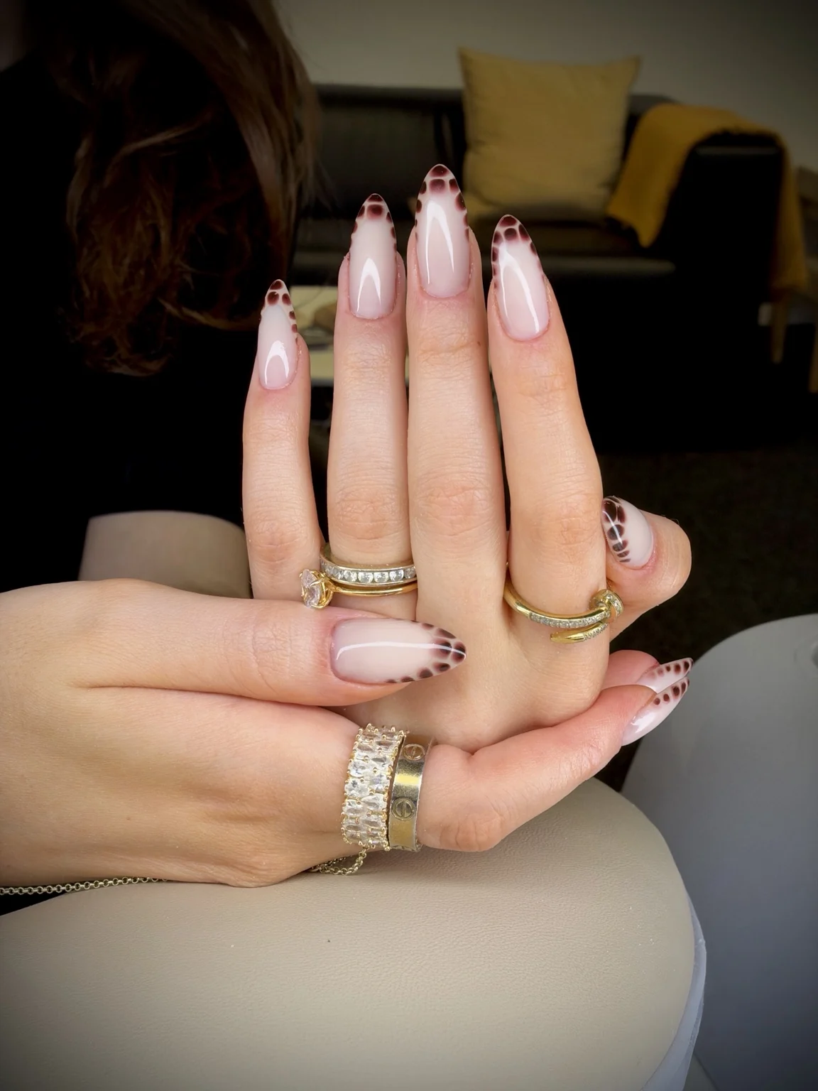 Lange mandelförmige Gelnägel mit Nude-Rosa-Basis und braunen French-Spitzen im Leopardenmuster