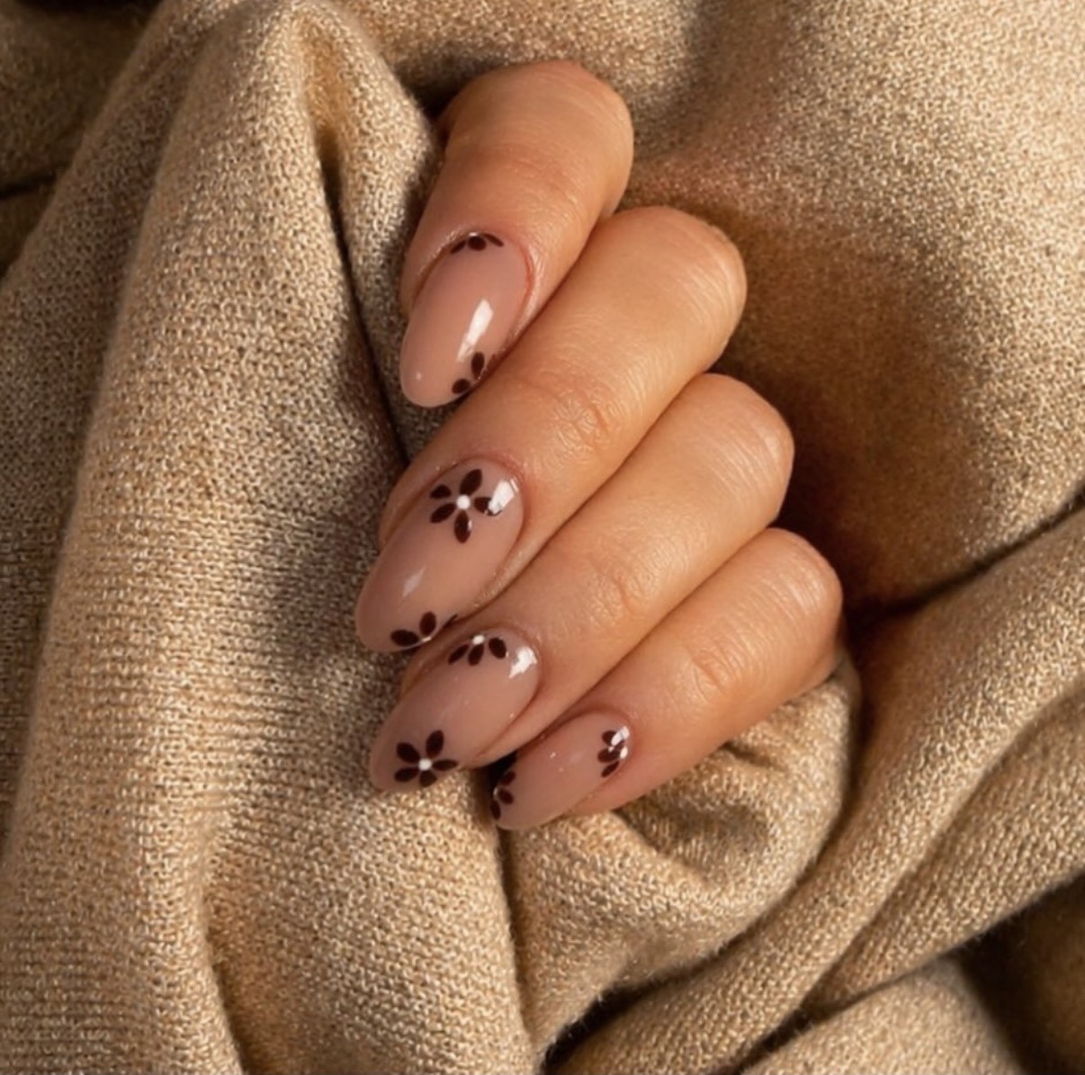 Gelnägel in Nude und Braun mit Blumen