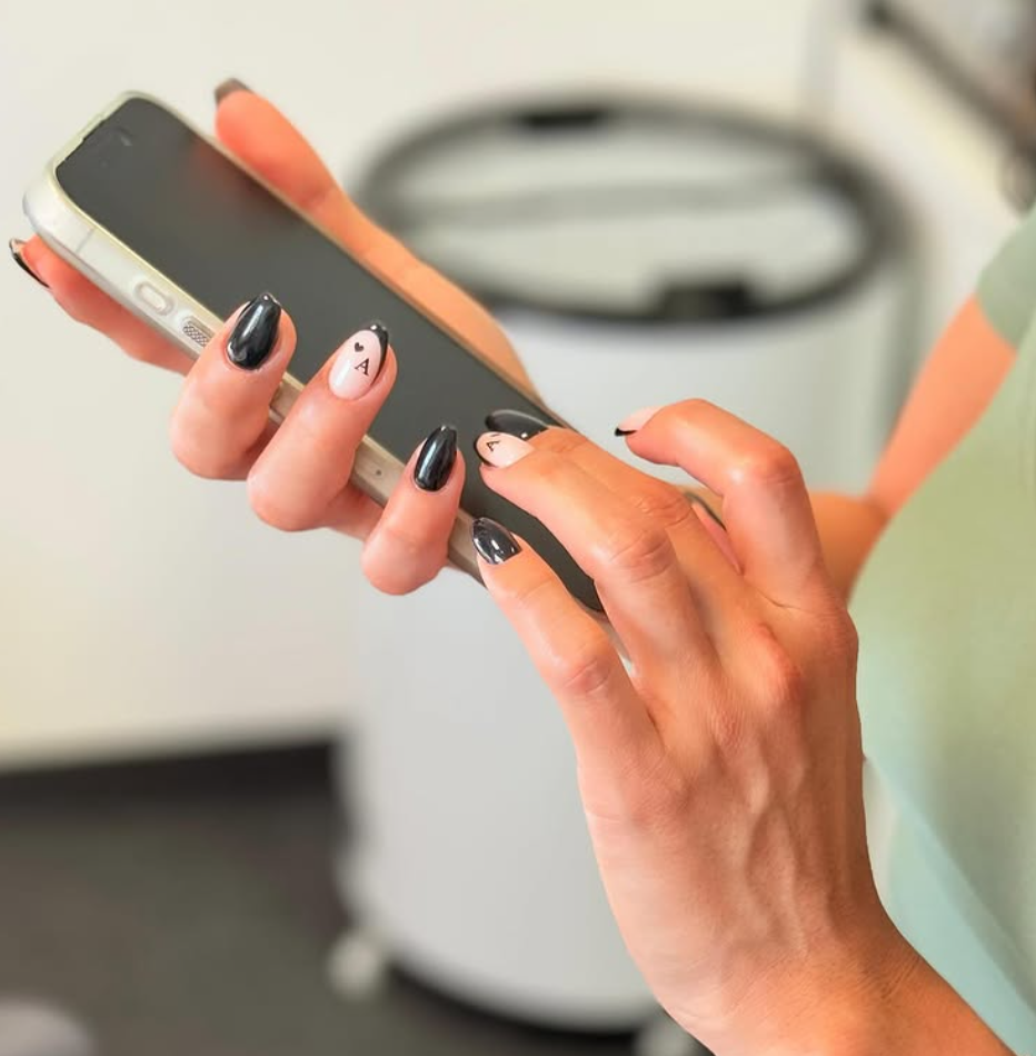 Schwarz-Nude Gelnägel mit Nailart