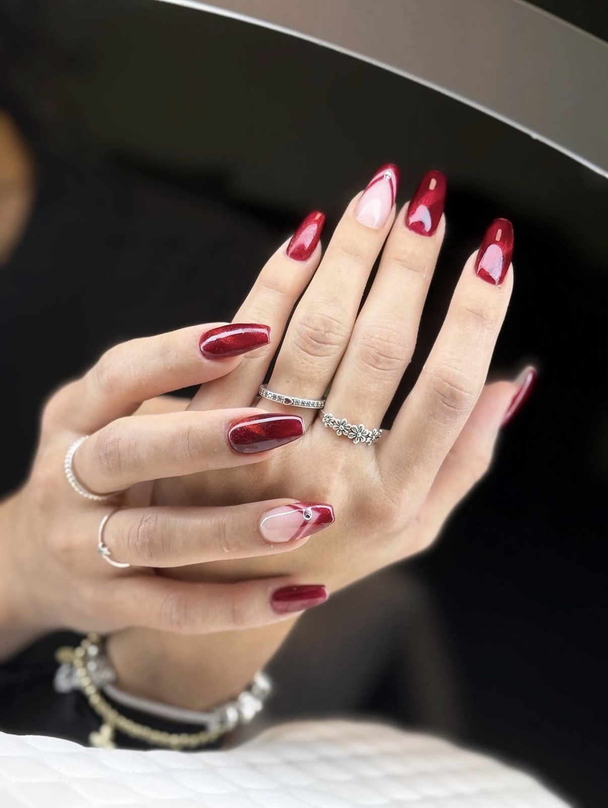 Rote Gelnägel mit Herz